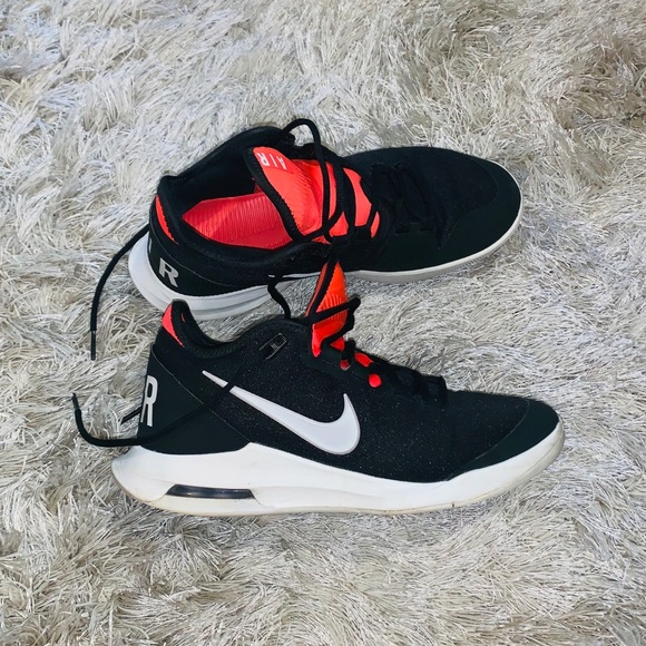 Nike Shoes - Nike tennis shoes 🎾